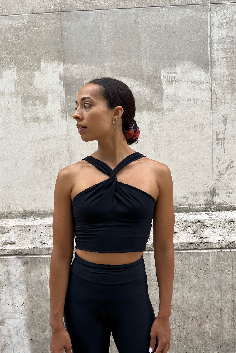 This short is designed to help you move and to be free in your postures to give you that stretch. Folded on the hem, to avoid any cutting in your thighs ;-)