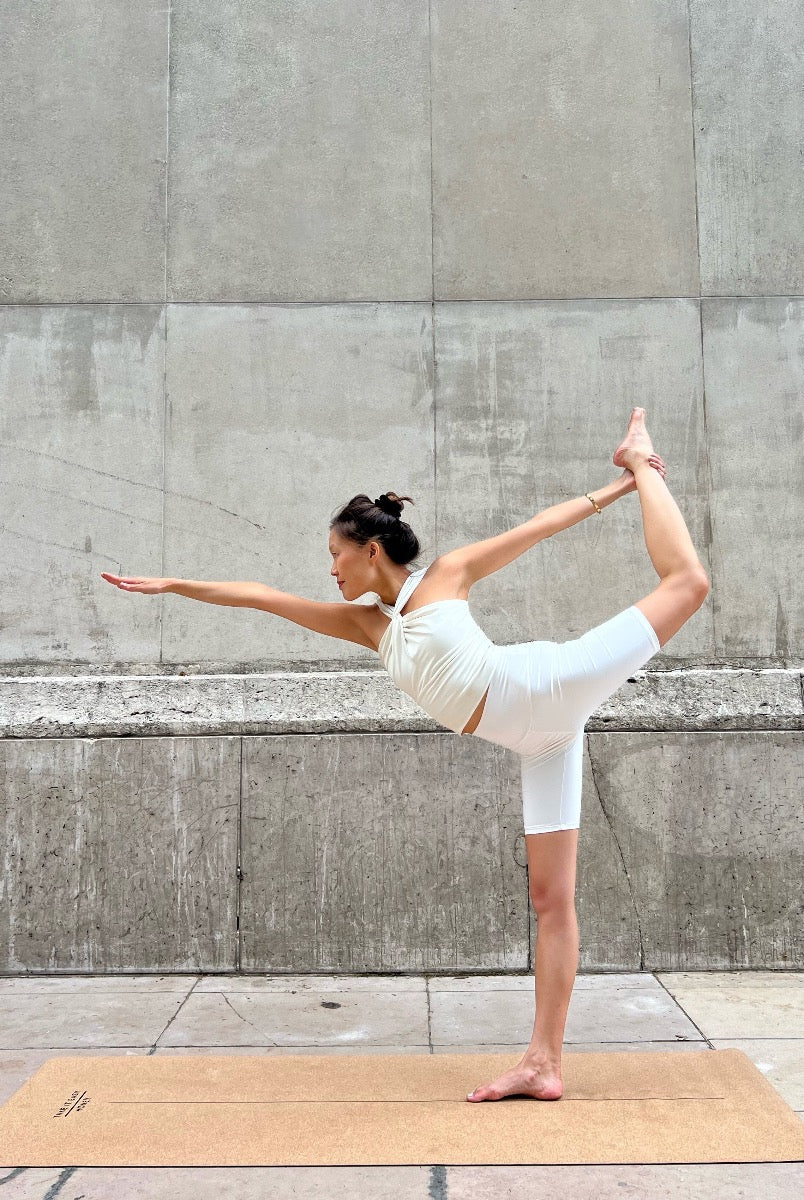 This short is designed to help you move and to be free in your postures to give you that stretch. Folded on the hem, to avoid any cutting in your thighs ;-)