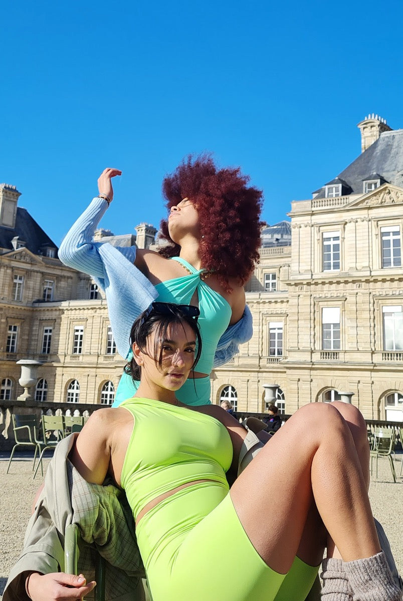 This short is designed to help you move and to be free in your postures to give you that stretch. Folded on the hem, to avoid any cutting in your thighs ;-)