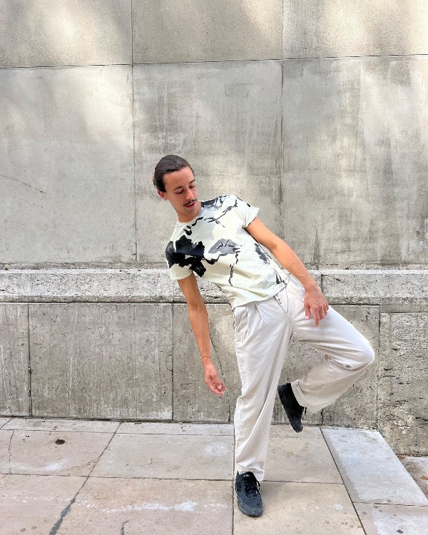 This T-shirt is a classic must-have in any wardrobe. This timeless piece is perfect both during your yoga practice and afterward. We guarantee you that you will be arriving at the yoga studio in style with this T-shirt!