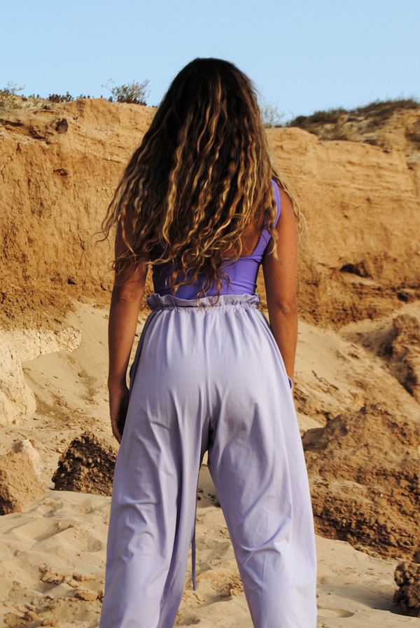 These trousers are a must-have in every wardrobe. Wear it on your way to yoga, during your day, and on your way to anywhere. What we love most about these trousers is how versatile it is!
