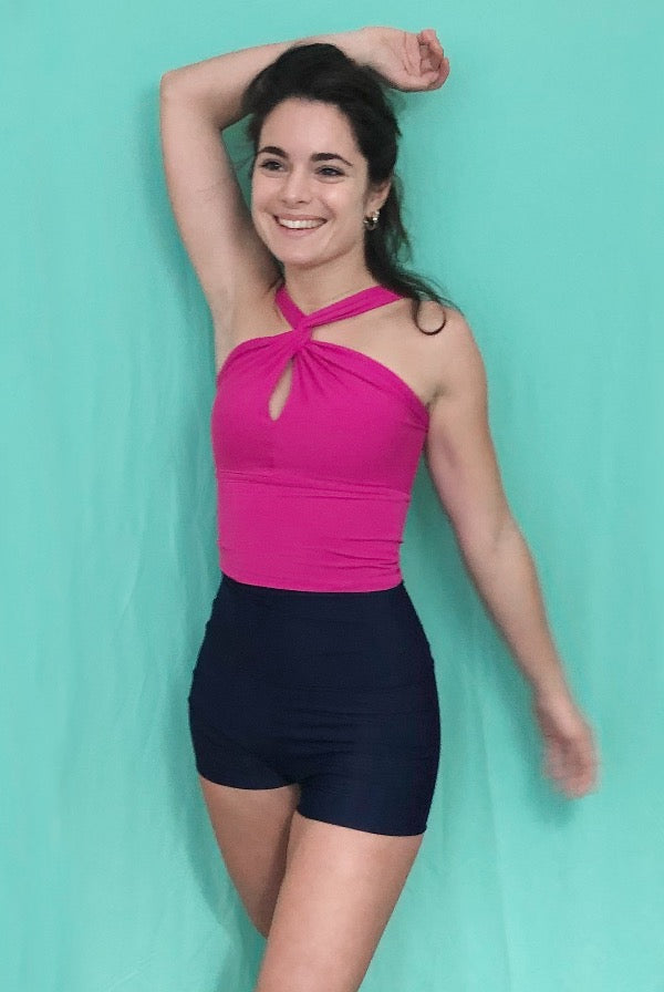 This short is designed with an extra high waistband to make you feel free in your postures. Nice compact feeling over your belly ( even when there is never a need to hide your belly!