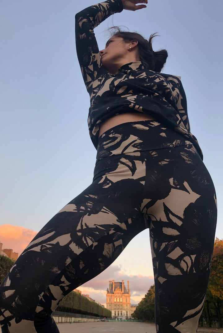 Leggings are an essential part of any yogi’s wardrobe, and we know that you will love our Take It Easy Honey cotton leggings. 