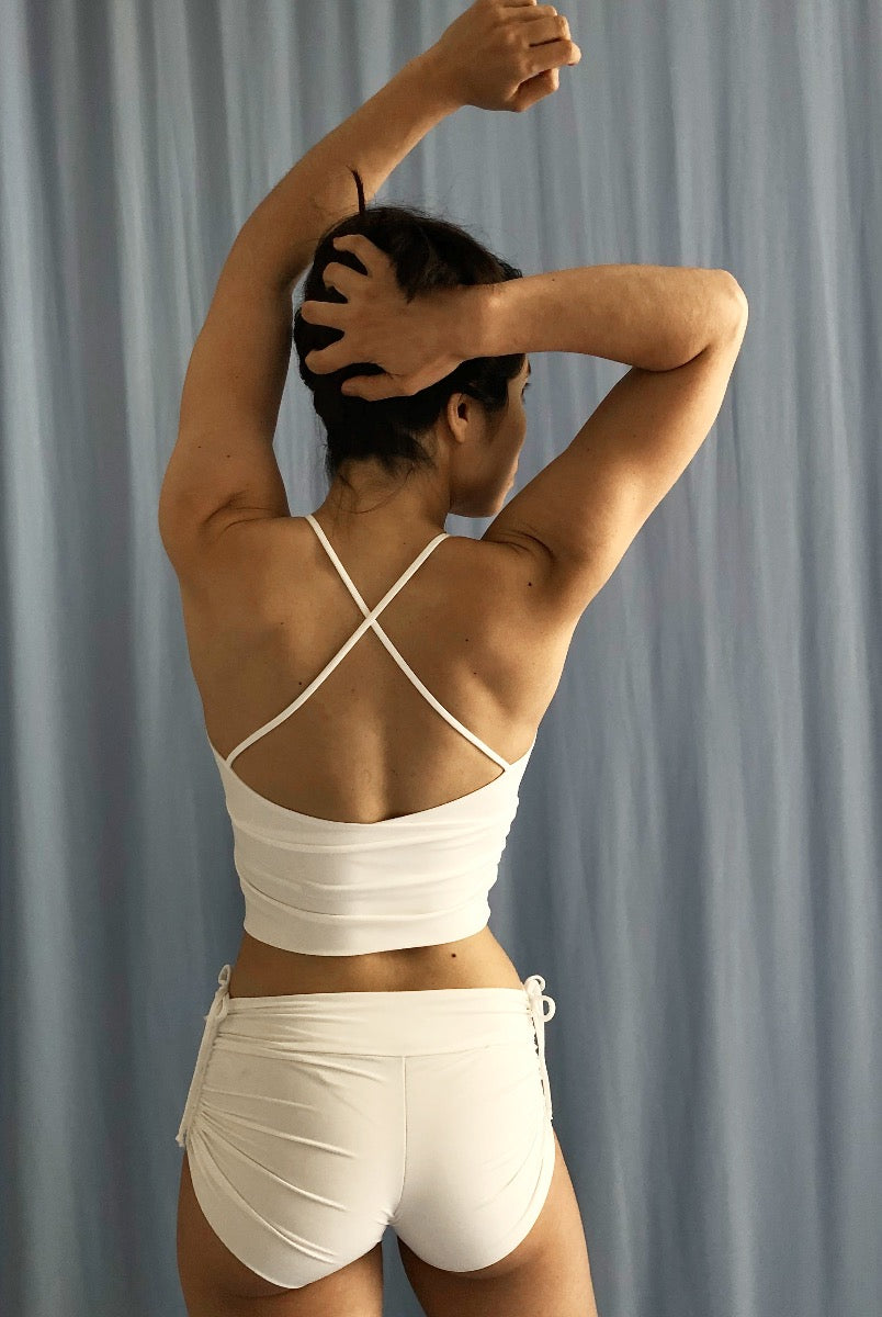 The Classic Top is a must-have in every yogi’s wardrobe. Once you put this top on, you will not want to take it off again. It fits perfectly, and the second-skin feel makes it perfect for yoga.