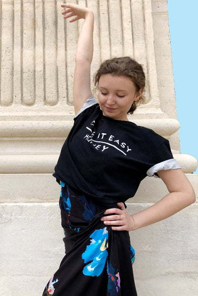 This T-shirt is a must-have in every wardrobe. Wear it on your way to yoga, during your yoga class, and on your way home from yoga. What we love most about this T-shirt is how versatile it is!