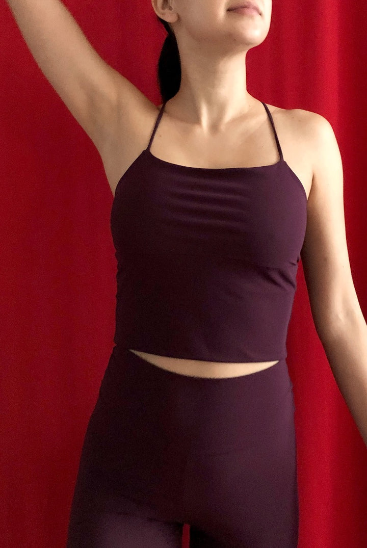 The Classic Top is a must-have in every yogi’s wardrobe. Once you put this top on, you will not want to take it off again. It fits perfectly, and the second-skin feel makes it perfect for yoga.